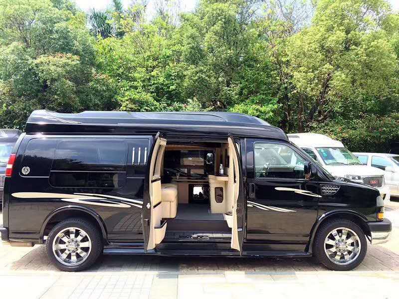 汪涵開車接李宇春上節(jié)目，被問：車是你從哪里租來的嗎？